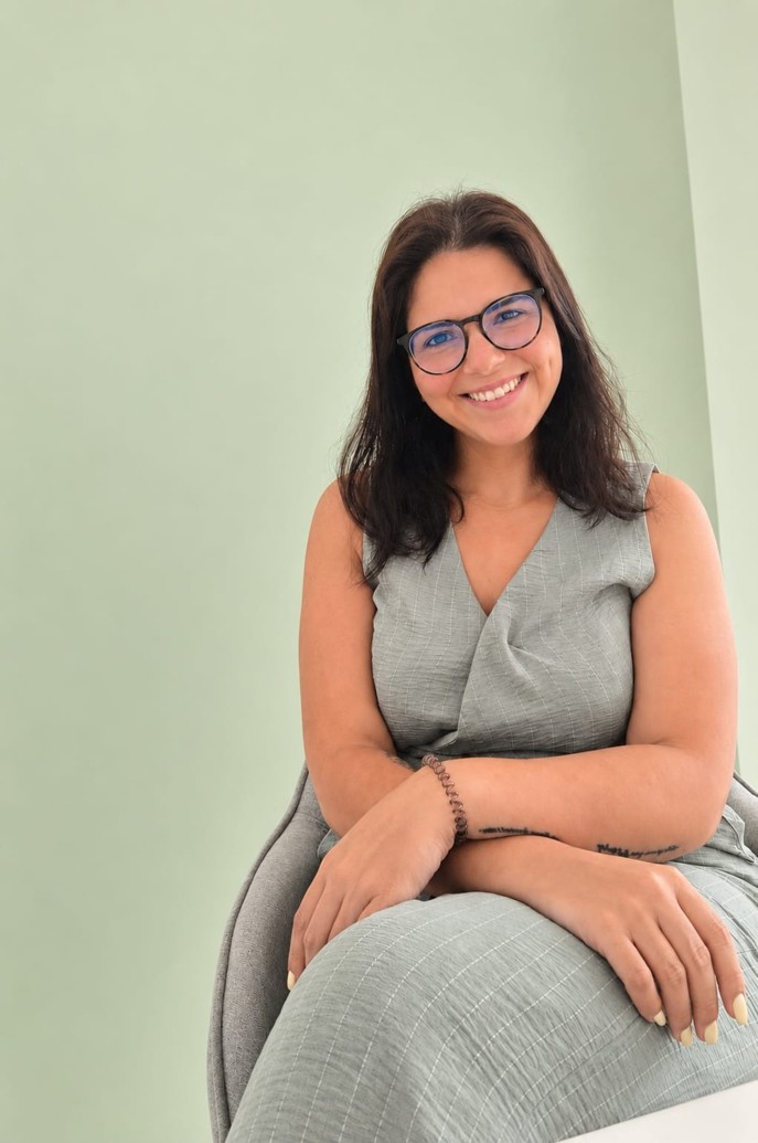 Ana Carolina Ferreira num ambiente informal de trabalho